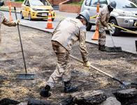  Bogotá supera los 200.000 huecos tapados en los barrios durante la Alcaldía de Carlos Fernando Galán 