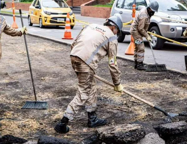  Bogotá supera los 200.000 huecos tapados en los barrios durante la Alcaldía de Carlos Fernando Galán 