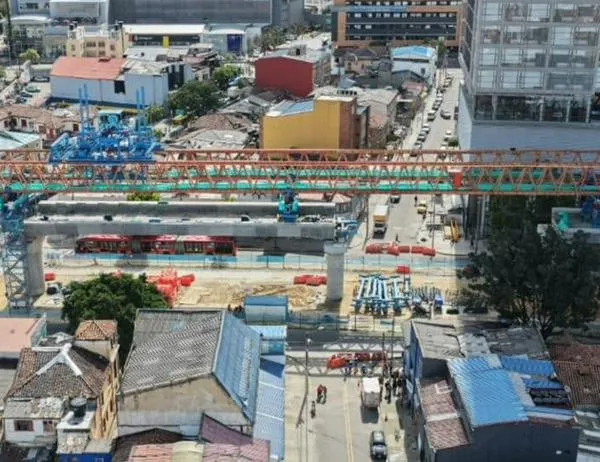 Continúa el izaje de dovelas que conforman el viaducto de la Línea 1 del Metro de Bogotá sobre la avenida Caracas 