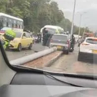 Accidente en Medellín de borracho que derribó poste en Autopista Norte, en video