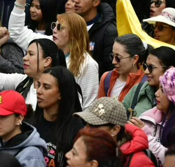 Multitudinaria marcha de docentes en Bogotá: así se vivió la movilización