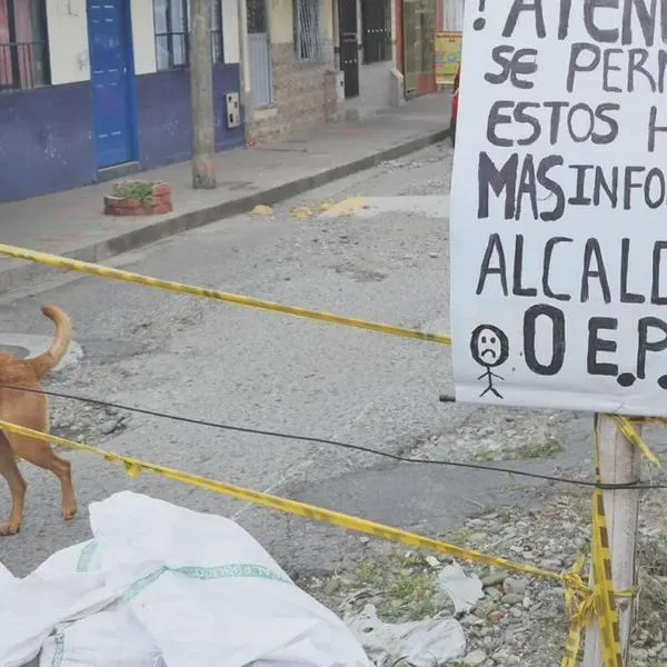 Hundimiento obliga a residentes a cerrar calle en La Tebaida