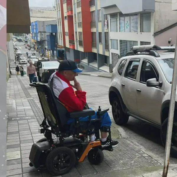 Rampas bloqueadas por vehículos, el obstáculo diario para las personas con discapacidad