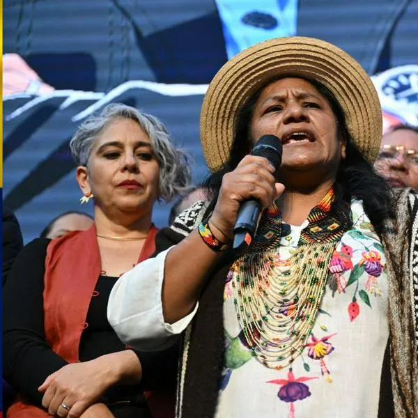 María José Pizarro: fotos la muestran incómoda en discurso de Aida Quilcué e Iván Cepeda durante inscripción para elecciones presidenciales. 