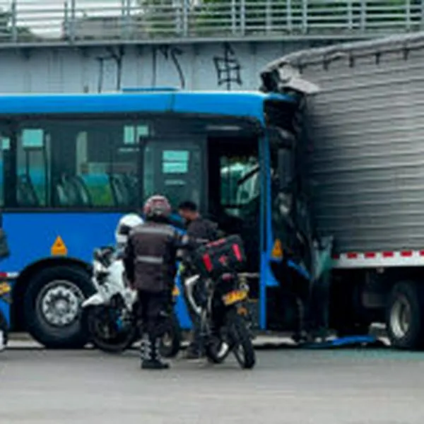 Accidente entre MIO y furgón en la Terminal Calipso deja 19 lesionados trasladados a clínicas de Cali
