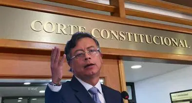 La Presidencia de la República, liderada por Gustavo Petro,  intentó apartar a siete magistrados que analizarán la primera declaración de emergencia económica emitida por el Gobierno en diciembre de 2025.

(Vea también: Colombianos tendrán que pagar más impuestos: Petro sacó siete decretos por emergencia económica)

Sin embargo, este viernes 14 de marzo de 2026,  la Corte Constitucional determinó que la solicitud no procedía. Con esto, los jueces seguirán evaluando la medida, que actualmente permanece suspendida de forma provisional.

El intento de recusación buscaba cuestionar la imparcialidad de los magistrados frente a la decisión sobre la emergencia económica, pero la Corte concluyó que no existían motivos legales suficientes para apartarlos, según informó Semana. Así, el proceso judicial mantiene su curso normal, garantizando que los análisis sobre la medida se realicen de manera continua y sin interrupciones.

La recusación fue presentada por Augusto Alfonso Ocampo Camacho, secretario jurídico de la Presidencia de la República, quien argumentó posibles conflictos de interés de los magistrados frente a la decisión sobre la emergencia económica. 

¿Cuáles son los magistrados que fueron recusados por Presidencia?
Con esta decisión, los siete magistrados, entre ellos Lina Marcela Escobar Martínez y Paola Andrea Meneses Mosquera, continuarán evaluando la emergencia económica sin interrupciones.

Ahora, la Corte tendrá que definir si las medidas fiscales propuestas por el Gobierno cumplen con la ley y el presupuesto, mientras el país sigue pendiente del impacto económico y social de la declaratoria suspendida provisionalmente.