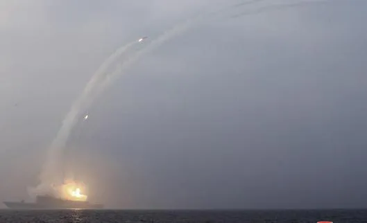 Corea del Norte dispara una decena de misiles al Mar Oriental; Seúl y Washington realizan ejercicios militares