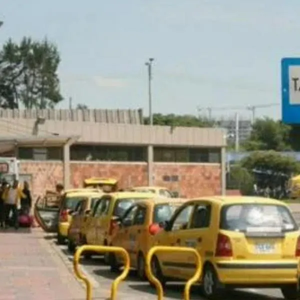 Taxista se infartó en la terminal del Salitre mientras esperaba carrera y buscan a su familia. Se encuentra en estado crítico. 