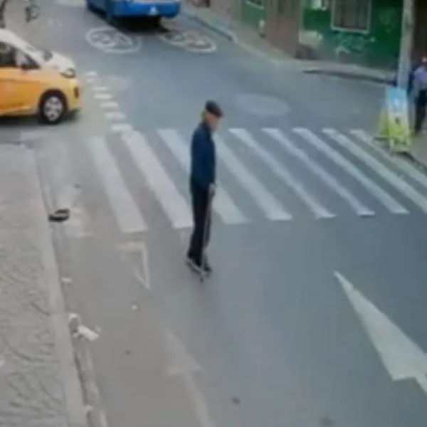 Video de motociclista que atropelló y mató a un adulto mayor en Engativá Bogotá