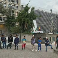 Indígenas protestan hoy y bloquean el acceso a La Alpujarra, en Medellín