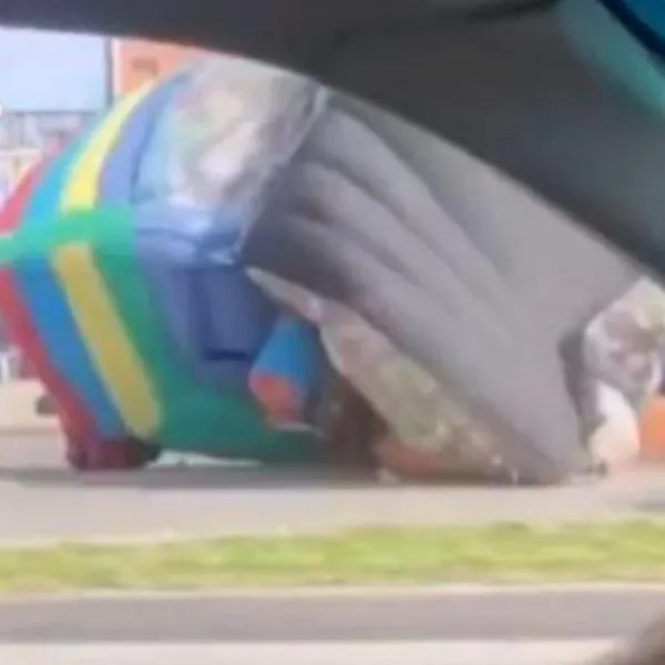Momento en el que a un inflable se lo lleva el viento y rueda varios metros en la avenida Guayacanes de Bogotá