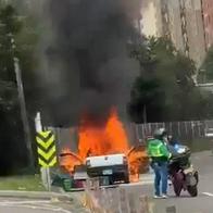 Así se vio el incendio de una camioneta en la avenida Boyacá de Bogotá. Hubo trancón