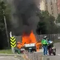 Así se vio el incendio de una camioneta en la avenida Boyacá de Bogotá. Hubo trancón