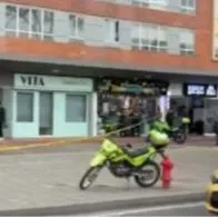 La Fiscalía investiga el asesinato de Néstor Harry Acosta en Salitre, Bogotá. Una extraña tarjeta azul hallada en la escena es clave en el caso.