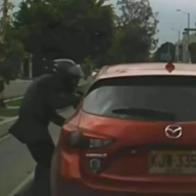 Robo en el norte de Bogotá (calle 116): video muestra cómo atracadores rompen ventanas de carro Mazda para quitarle pertenencias a ocupantes.