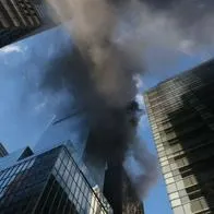 Un incendio en la azotea de un edificio en la calle 43 afectó el inicio del desfile de San Patricio en Nueva York. Bomberos controlaron las llamas en Midto
