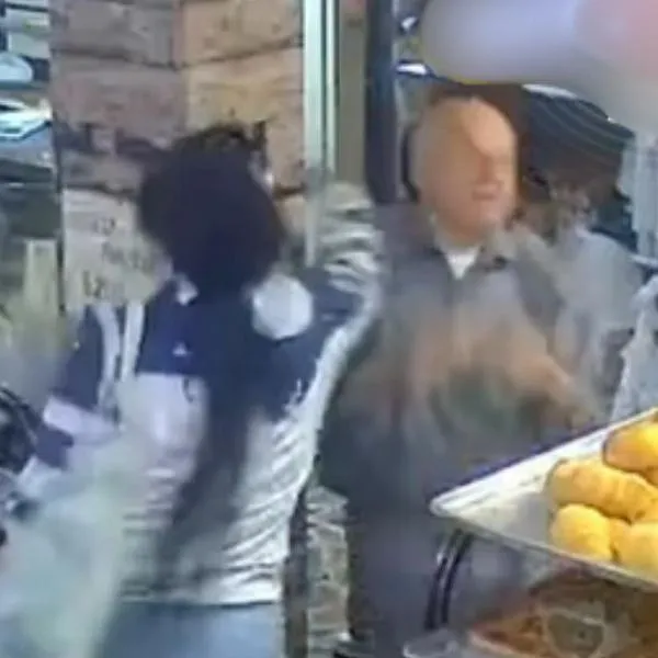  Video de mujer que golpeó a trabajador de una panadería en Sogamoso desata indignación en Colombia.