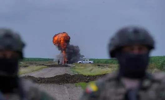 "27 cuerpos calcinados": Petro eleva el tono de sus denuncias contra Ecuador; Noboa niega bombardeos