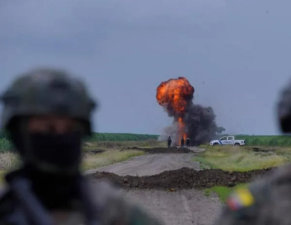 "27 cuerpos calcinados": Petro eleva el tono de sus denuncias contra Ecuador; Noboa niega bombardeos