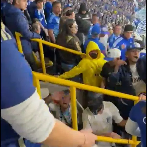 Hinchas de Millonarios echan barristas por buscar infiltrados de Nacional: video