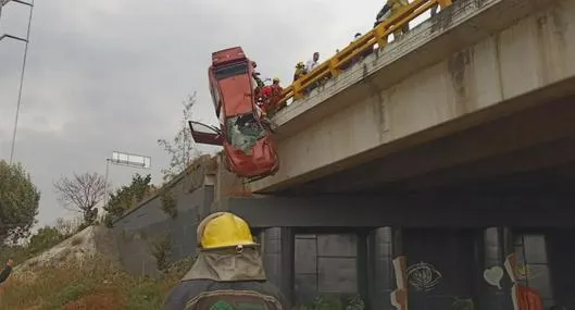 Grave accidente deja camioneta colgando de un puente: reportan una mujer muerta