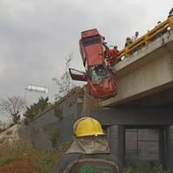 Grave accidente deja camioneta colgando de un puente: reportan una mujer muerta