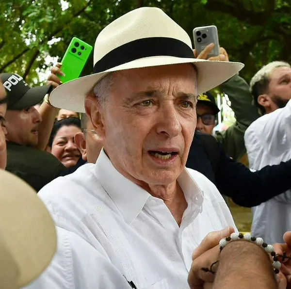 El expresidente Álvaro Uribe arremete contra la minga indígena en Medellín y cuestiona quién la financia en plena época electoral.