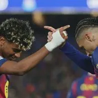 Lamine Yamal y Raphinha celebrando el triunfo de Barcelona vs. Newcastle en Champions League