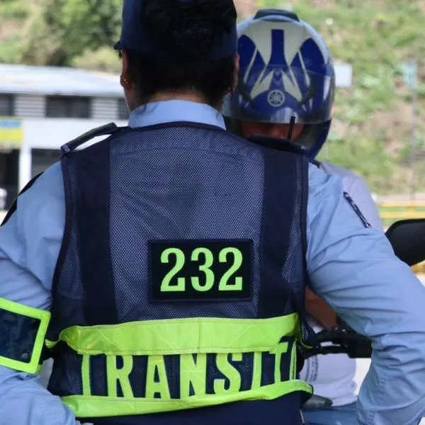 Conductor agredió a agentes de tránsito en Armenia, dañó motos e intentó escapar