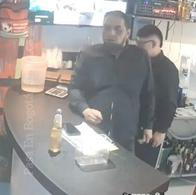 Sicario con una gorra puesta en el momento previo de asesinar al administrador de un bar en Barrios Unidos (Bogotá), que está detrás de la barra