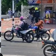Procedimiento policial en Barranquilla, en el que un patrullero neutralizó con una patada voladora a un hombre que lo amenazó con una roca