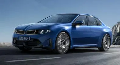 BMW i3 2026: nuevo carro eléctrico de BMW que reemplaza al Serie 3 con 900 kilómetros de autonomía y cambios estéticos futuristas.