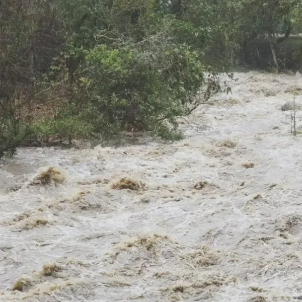 Crecida del río Quindío dejó dos vehículos afectados en Salento