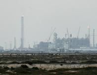 Se dispara precio del crudo tras ataques en el Golfo; Trump se desliga de embestidas de Israel