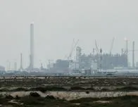 Se dispara precio del crudo tras ataques en el Golfo; Trump se desliga de embestidas de Israel