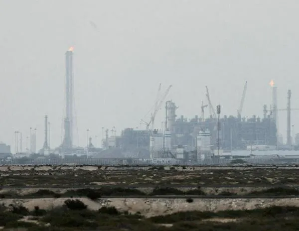 Se dispara precio del crudo tras ataques en el Golfo; Trump se desliga de embestidas de Israel