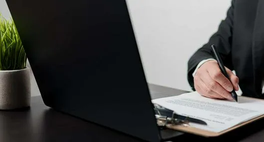 Quién se queda con la herencia del tío o tía que no tuvo hijos en Colombia 2026