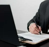 Quién se queda con la herencia del tío o tía que no tuvo hijos en Colombia 2026