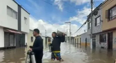 Facatativá vive una emergencia sin precedentes por fuertes lluvias. Más de 2.500 familias resultaron afectadas y el agua alcanzó el primer piso de cientos 