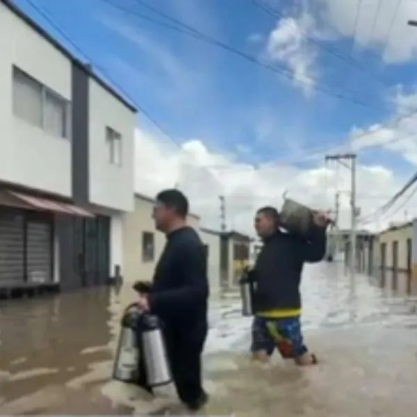 Facatativá vive una emergencia sin precedentes por fuertes lluvias. Más de 2.500 familias resultaron afectadas y el agua alcanzó el primer piso de cientos 