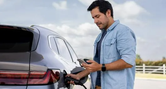 Reventa de carros eléctricos despierta dudas en Colombia, ya que reemplazar una batería puede costar hasta el 40 % del valor total del vehículo.