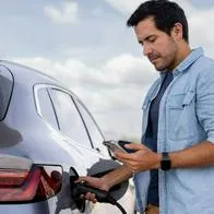 Reventa de carros eléctricos despierta dudas en Colombia, ya que reemplazar una batería puede costar hasta el 40 % del valor total del vehículo.