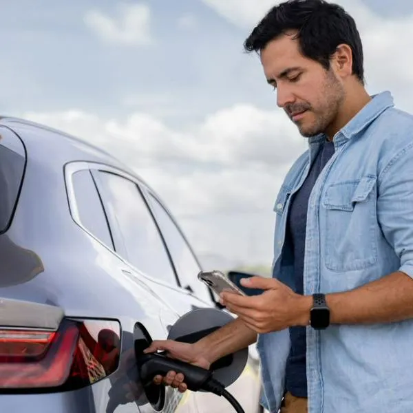 Reventa de carros eléctricos despierta dudas en Colombia, ya que reemplazar una batería puede costar hasta el 40 % del valor total del vehículo.