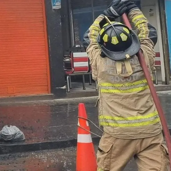 Reportan grave incendio en local del noroccidente de Bogotá; Bomberos atienden emergencia