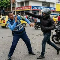 Motociclista cogió a patadas a agente de tránsito con discapacidad en Cúcuta 