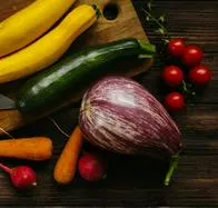 Esta es la receta para cocinar pollo con estragrón y fettuccine de zucchini