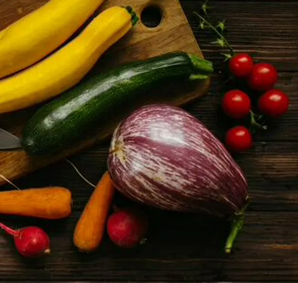 Esta es la receta para cocinar pollo con estragrón y fettuccine de zucchini