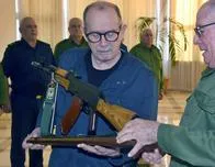Cuba entrega un fusil a Silvio Rodríguez en plena escalada con Estados Unidos