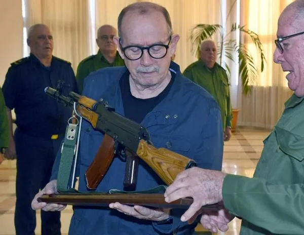 Cuba entrega un fusil a Silvio Rodríguez en plena escalada con Estados Unidos