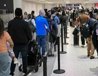 Trump amenaza con desplegar el ICE en aeropuertos por la parálisis presupuestaria